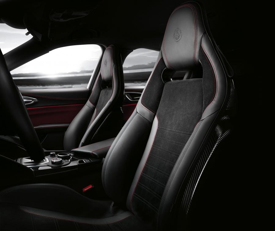 Интерьер Alfa Romeo Giulia Quadrifoglio NRING (952) 2018 года  (фото 3 из 21)